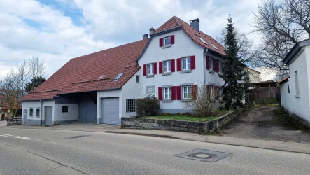 Bauernhaus mit Scheune und Offenstall - Haus kaufen in Lenningen-Schopfloch - Gemütliches Bauernhaus mit 2 Wohnungen, Scheune und Offenstall für Pferde auf der Schwäbischen Alb! *provisionsfrei*