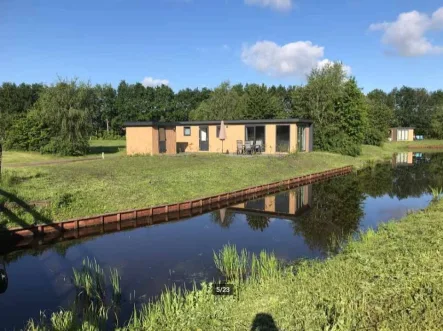 Ferienhaus Holland kaufen 001 - Haus kaufen in Midwolda - Kubushaus auf dem Wasser Midwolda (Groningen) (1958)