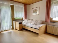 Wohn-/Schlafzimmer mit Balkonzugang