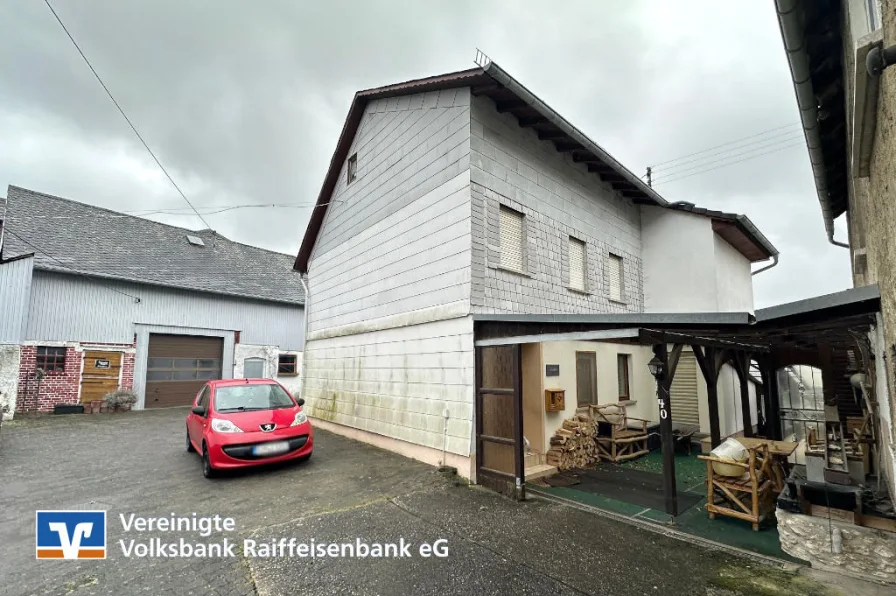 Frontansicht - Haus kaufen in Dickenschied - Einfamilienhaus mit Scheune und großem Garten!