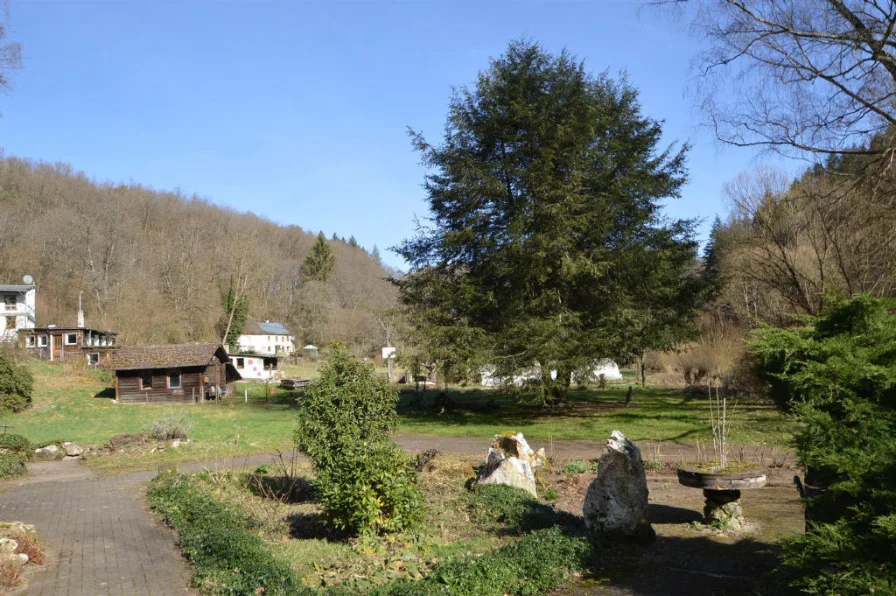 Fußweg zum Garten und ehemaligen Stallungen