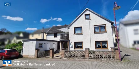 Bild1 - Haus kaufen in Masburg - Ihr neues Zuhause in der Eifel - Wohnhaus mit Doppelgarage und Terrasse