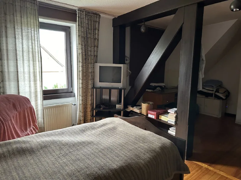 Schlafzimmer mit Blick zum Ankleidebereich OG