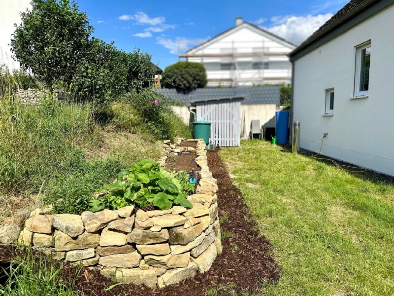 Hochbeet mit Natursteinen