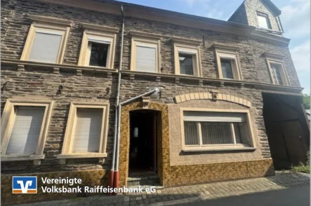 Straßenansicht - Haus kaufen in Enkirch - Bruchsteinhaus mit Nebengebäuden