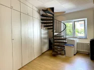 Archiv mit Treppe zum Dachgeschoss