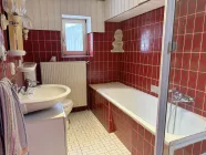 Badezimmer mit Wanne und Dusche