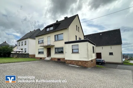 Außenansicht - Haus kaufen in Irmenach - Schönes Einfamilienhaus mit großer Scheune, Bauplatz und viel Potenzial!