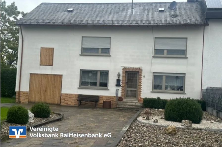 Straßenansicht - Haus kaufen in Monzelfeld - Wohnen am Ortsrand von  Monzelfeld