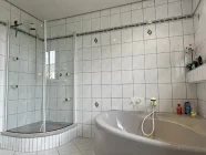 mit Dusche und Eckbadewanne