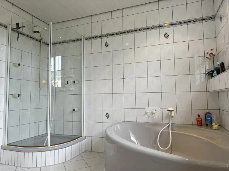 mit Dusche und Eckbadewanne