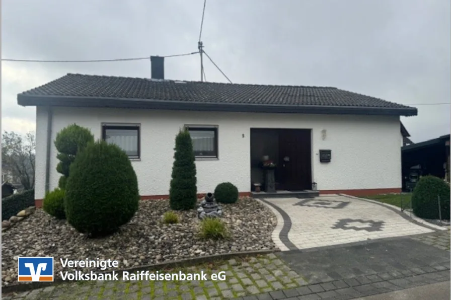 Straßenansicht - Haus kaufen in Schönberg - Winkelbungalow in ruhigem Hunsrückort