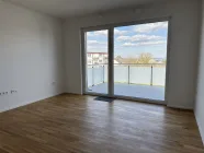 Wohnzimmer mit Blick auf den Balkon