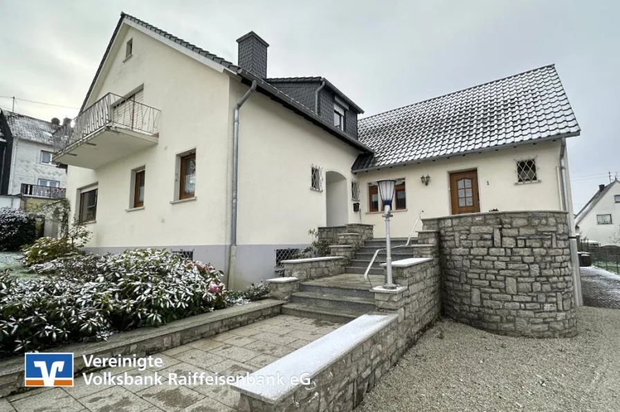 Außenansicht - Haus kaufen in Sohren - Attraktives Zweifamilienhaus mit großem Potenzial!