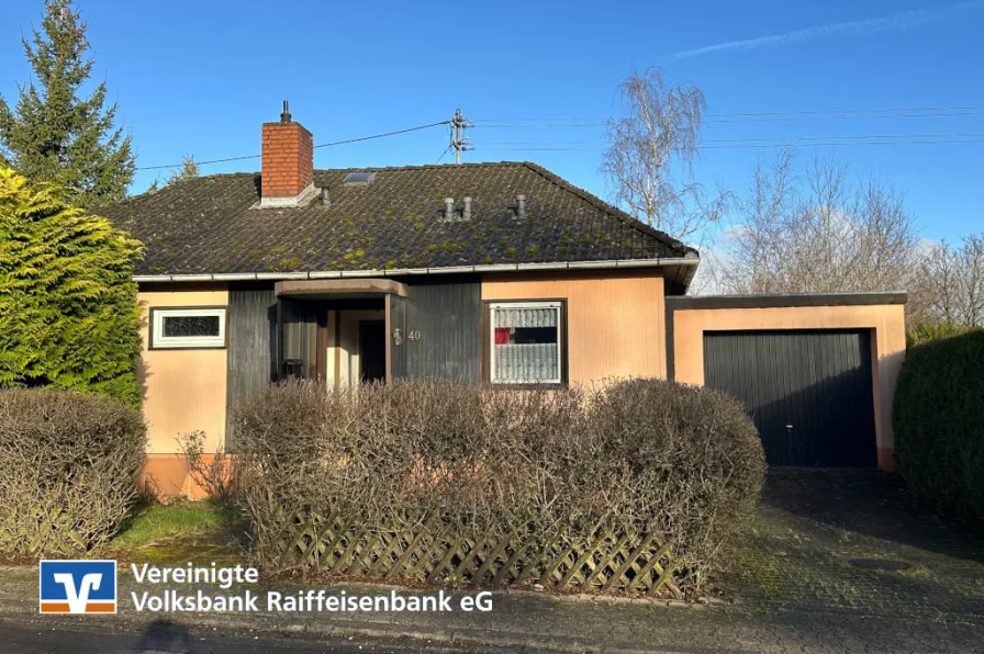 Frontansicht - Haus kaufen in Hettenrodt - Bungalow mit Einliegerwohnung