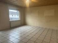 Wohnzimmer mit Zugang zum Balkon