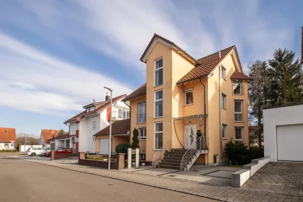 Hausansicht Straße 9 - Haus kaufen in Singen - Zuhause ankommen in Beuren an der Aach! Traumhaus auf 2,5 Etagen mit Einliegerwhg. und tollem Garten