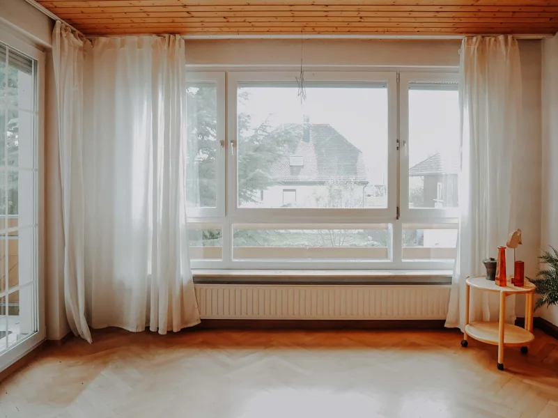 Wohnzimmer mit Balkonzugang