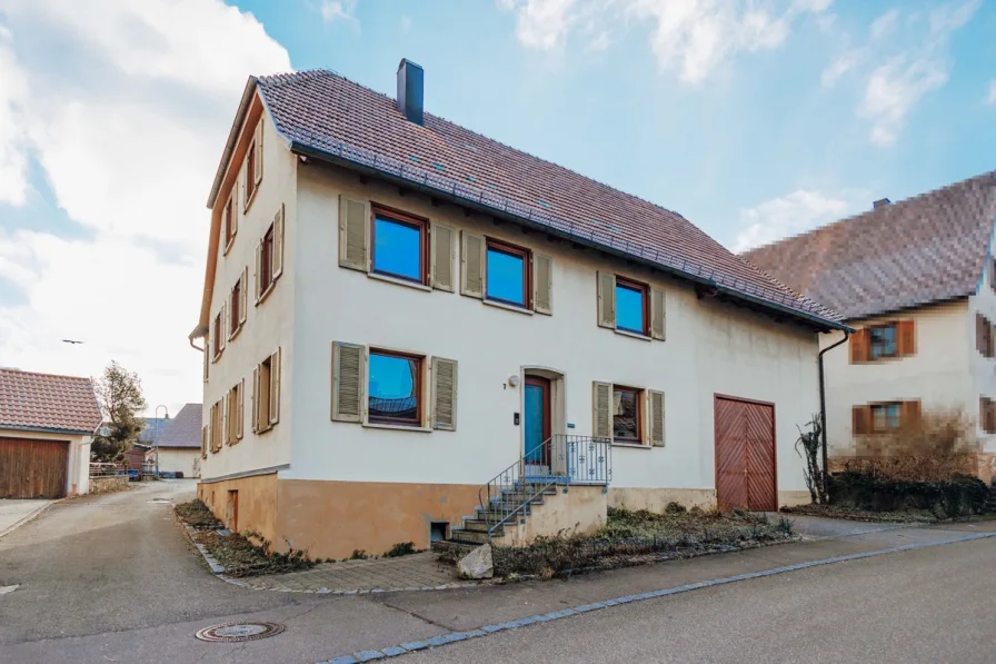 Ansicht - Haus kaufen in Wäschenbeuren - Traditionelles Bauernhaus – Ruhe und Platz in ländlicher Idylle!