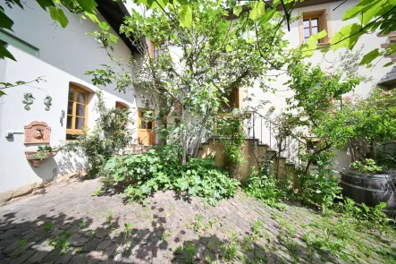 Innenhof -Hauszugang - Haus kaufen in Herxheim am Berg - Ehemaliges Winzerhaus mit besonderem Flair!  Provisionsfrei!