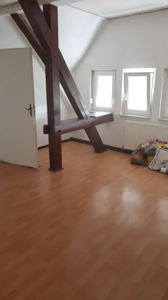 Zimmer DG - Haus kaufen in Bernburg - Saniertes Mehrfamilienhaus mit großem Garten. 5 WE , solide vermietet.