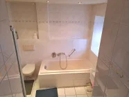 Modernes Bad mit Wanne und Dusche
