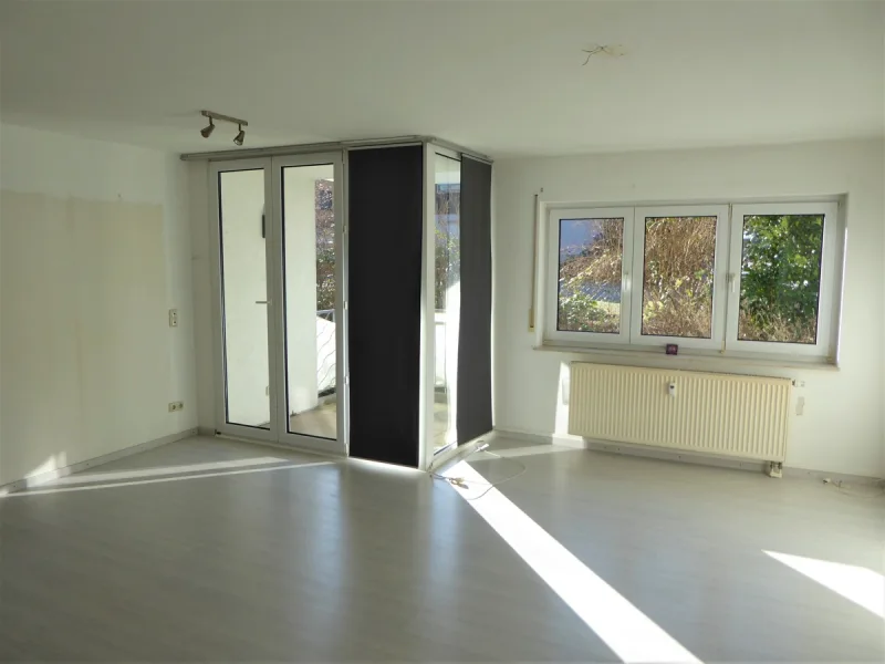 Wohnzimmer Ausgang Balkon - Wohnung kaufen in Butzbach - IHR neues ZUHAUSE wartet ! Gut geschnittene und gepflegte 2 Zimmer Wohnung mit Balkon und Tiefgaragenstellplatz in zentraler Lage