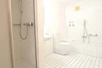 Badezimmer mit neuer Toilette