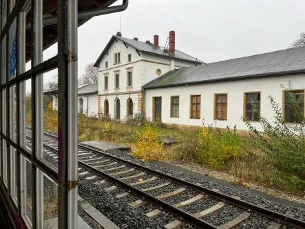 Rückseite - Haus kaufen in Leipzig - Fünf Gewerbeflächen und zwei Wohnungen in einem alten Bahnhof