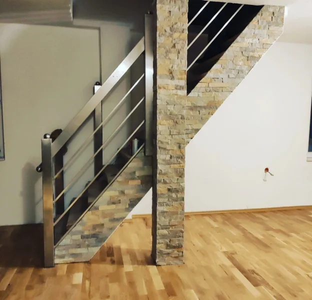 Treppe - Haus kaufen in Heilbronn / Böckingen - Sicher Sie Ihre Zukunft mit diesem Renditeobjekt