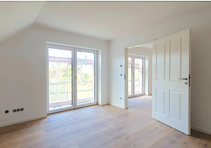 Wohnzimmer mit Zugang Balkon - Wohnung kaufen in Solms / Niederbiel - Exklusive, kernsanierte und helle 3 Zimmer Wohnung in repräsentativem Anwesen mit großem Garten