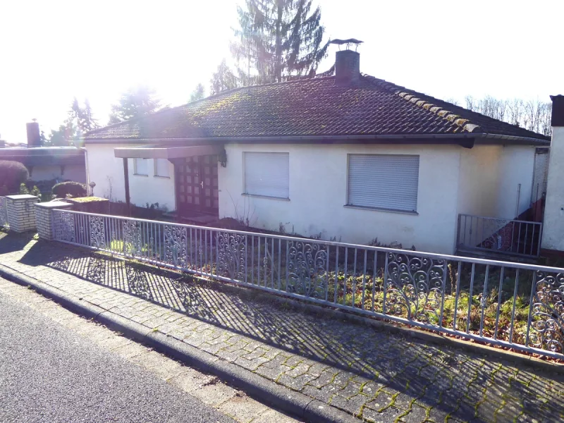 Aussenansicht - Haus kaufen in Neuberg Ravolzhausen - Sanierungsbedürftiger Bungalow mit 350 m² Wohnfäche auf 1175 m² Grundstück