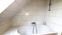 OG neues Bad mit Wanne und Duschvorrichtung