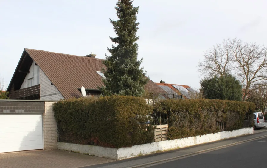Straßenansicht 1 - Haus kaufen in Röthlein - Für eine große Familie...  Geräumiges Einfamilienhaus sucht Großfamilie