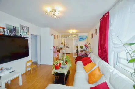 Wohnzimmer - Wohnung kaufen in Leverkusen - Drei Zimmer Eigentumswohnung 80m² mit Loggia in Leverkusen