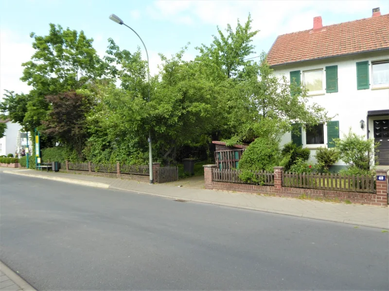 Aussenansicht Einfaht Garage - Haus kaufen in Frankfurt am Main / Nieder-Eschbach - Freistehendes 2 Familienhaus in zentraler Lage auf 760 m² bebaubarem Grundstück