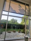 Fensterfront mit Sonnenschutz vor Galerie