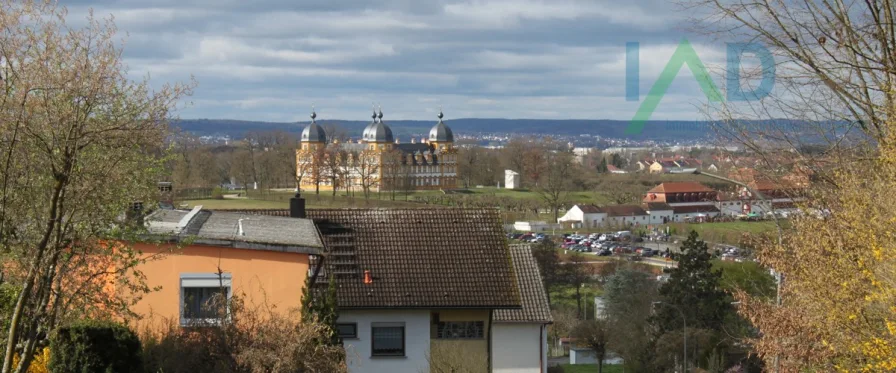 Blick zum Schloß Seehof - Haus kaufen in Memmelsdorf - Für Eigennutzer und Kapitalanleger - 3 Familienhaus mit Garten und Garagen