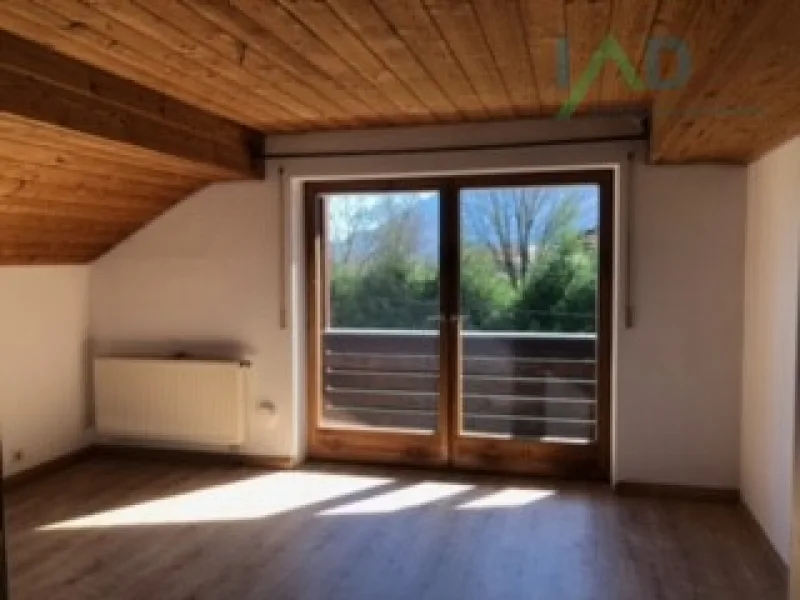 Wohnzimmer OG - Haus kaufen in Piding / Urwies - Kleines renovierungsbedürftiges 2-Familienhaus in Urlaubsregion sucht Käufer