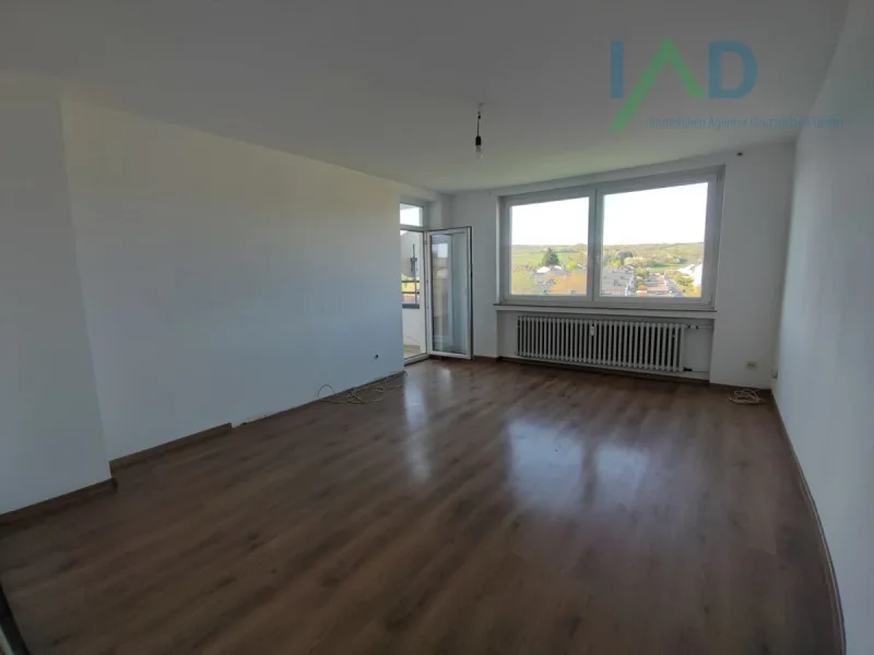  - Wohnung kaufen in Bad Kreuznach - Sehr gut geschnittene und modernisierte 3-Zimmerwohnung in toller Aussichtslage mit Balkon und Stellplatz