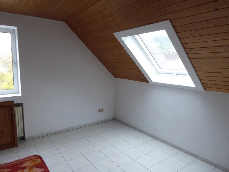 Schlafzimmer DG - Haus kaufen in Hofheim am Taunus / Lorsbach - Wohnraum im Taunus !Großflächiges Mehrfamilienhaus mit Gewerbe