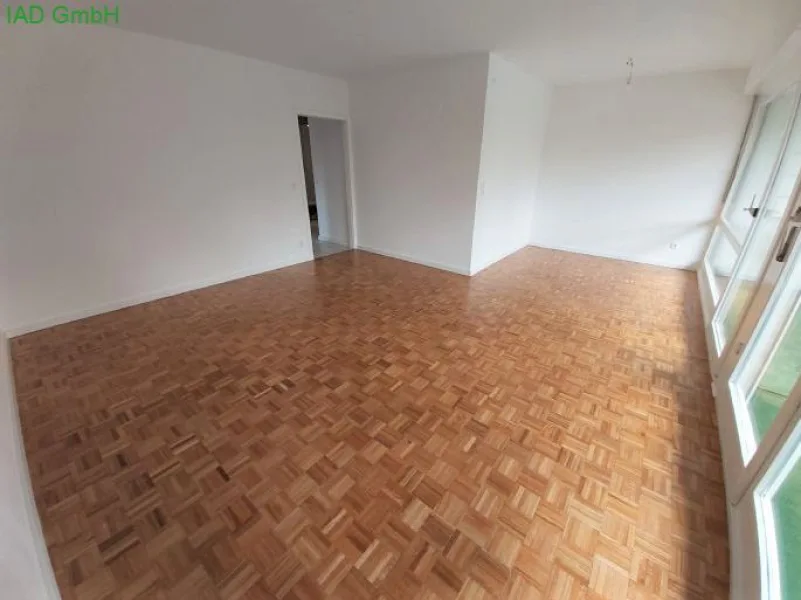 Wohnzimmer mit Essecke - Wohnung kaufen in Wiesbaden - GRUNDBUCH statt SPARBUCH !Sofort verfügbare, hell durchflutete 3,5 Zimmer Wohnung in TOP Lage