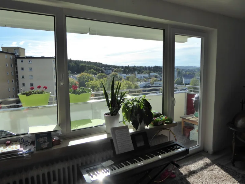 Wohnzimmer Ausgang Balkon - Wohnung kaufen in Taunusstein - Lichtdurchflutete 3 Zimmer Wohnung mit Balkon und Stellplatz