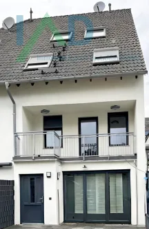 Hausansicht - Haus kaufen in Essen / Kray - Neuwertiges Karree-Haus in Essen-Kray mit gehobener Ausstattung