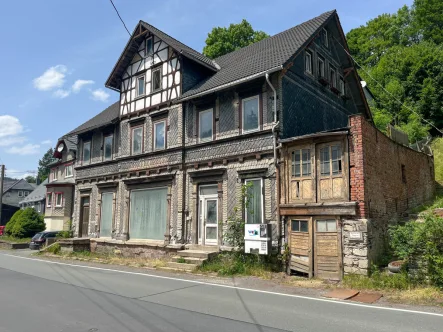 Frontansicht - Haus kaufen in Neuhaus am Rennweg - Wohn- und Geschäftshaus im Thüringer Schiefergebirge