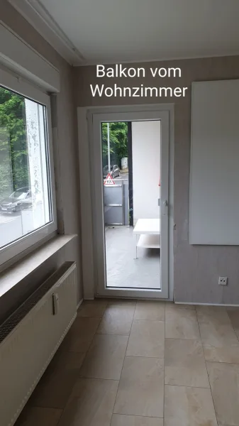 Blick vom Wohnzimmer auf Balkon