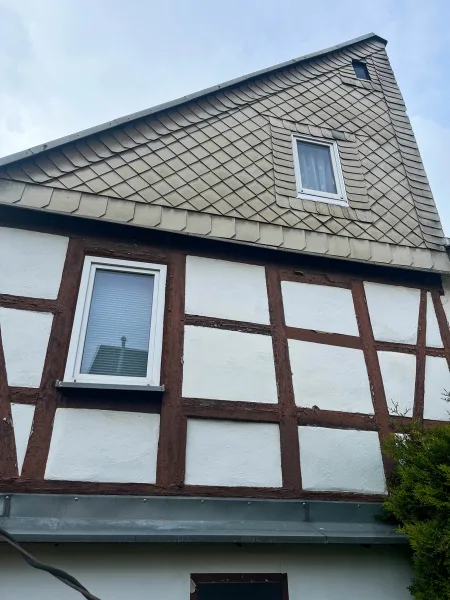 Ostgiebel - Haus kaufen in Stollberg - Fachwerkhaus, fußläufig zur Innenstadt.