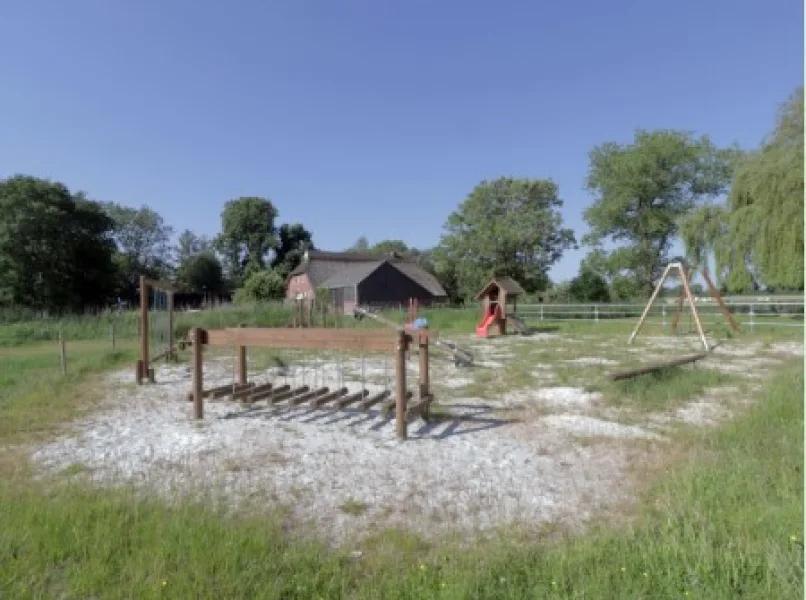 Kinderspielplatz mit hochwertigen Geräten