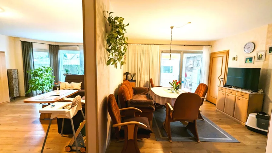 offener Lebensraum, li Wohnzimmer, re Essbereich