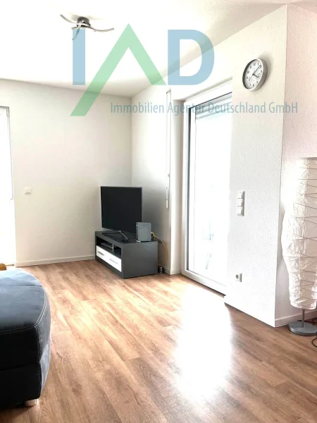 IWohnzimmer Ausgang Balkon - Wohnung kaufen in Fernwald / Steinbach - Exklusive 2-Zimmer-Wohnung in Fernwald, Hessen